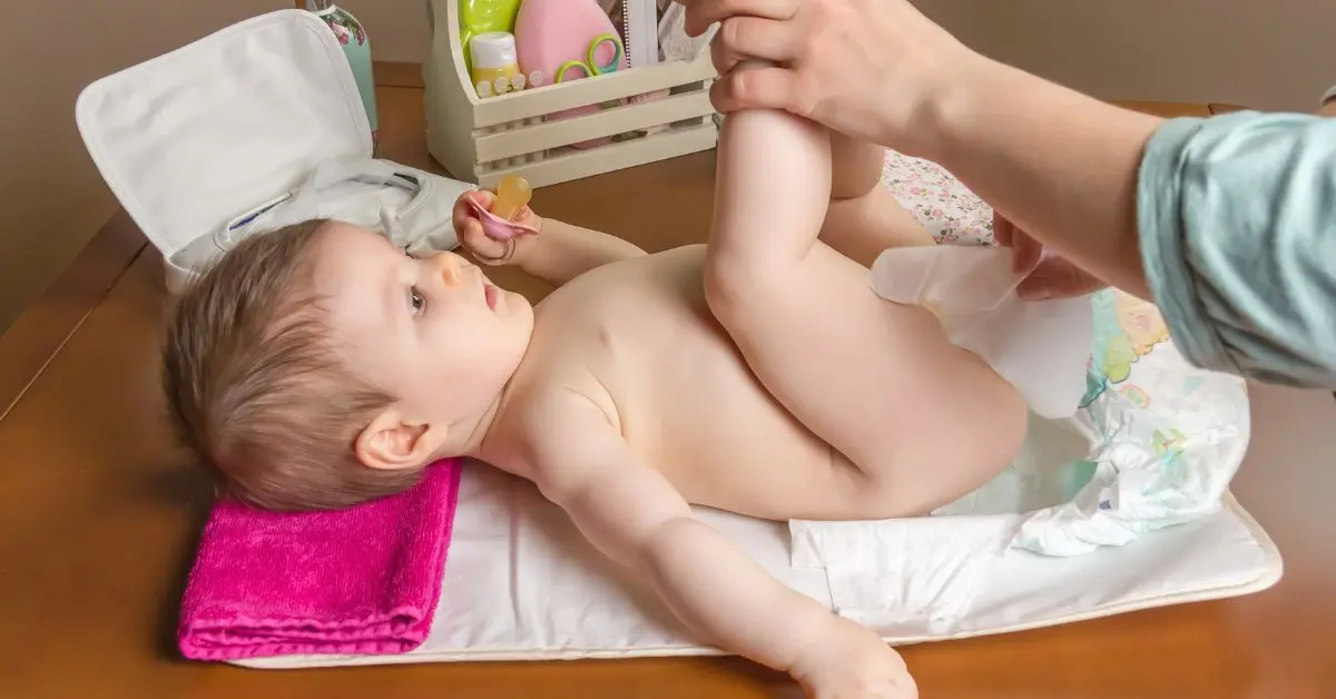 mother changing the diaper of a baby to prevent diaper rash