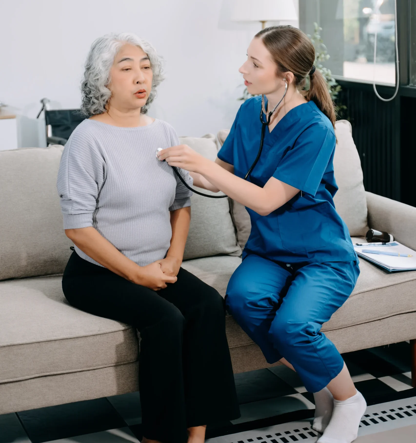 Home nurse caring a patient from one of the best home health care in Al Ain
